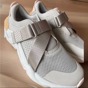 Sorel Women's Kinetic RNEGD Strap Shoes Grey Pink Running Shoe Sneaker 8.5 EUC